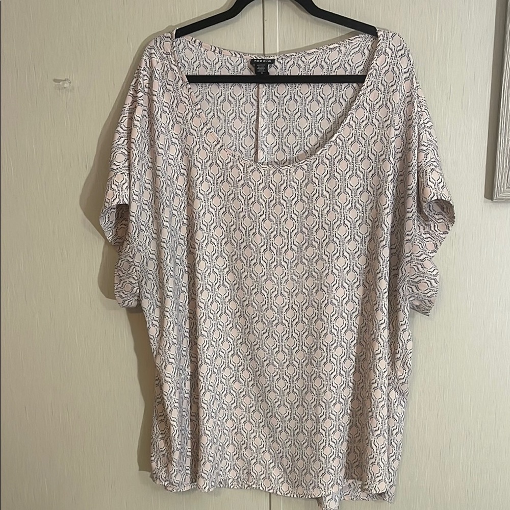 Torrid size 4 4x plus pink black Aztec boho print cap sleeved top split back